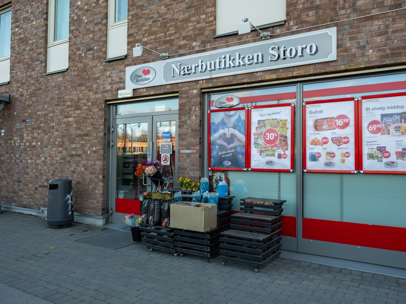 Søndagsåpen butikk kun 30m fra leiligheten. Galleribilde