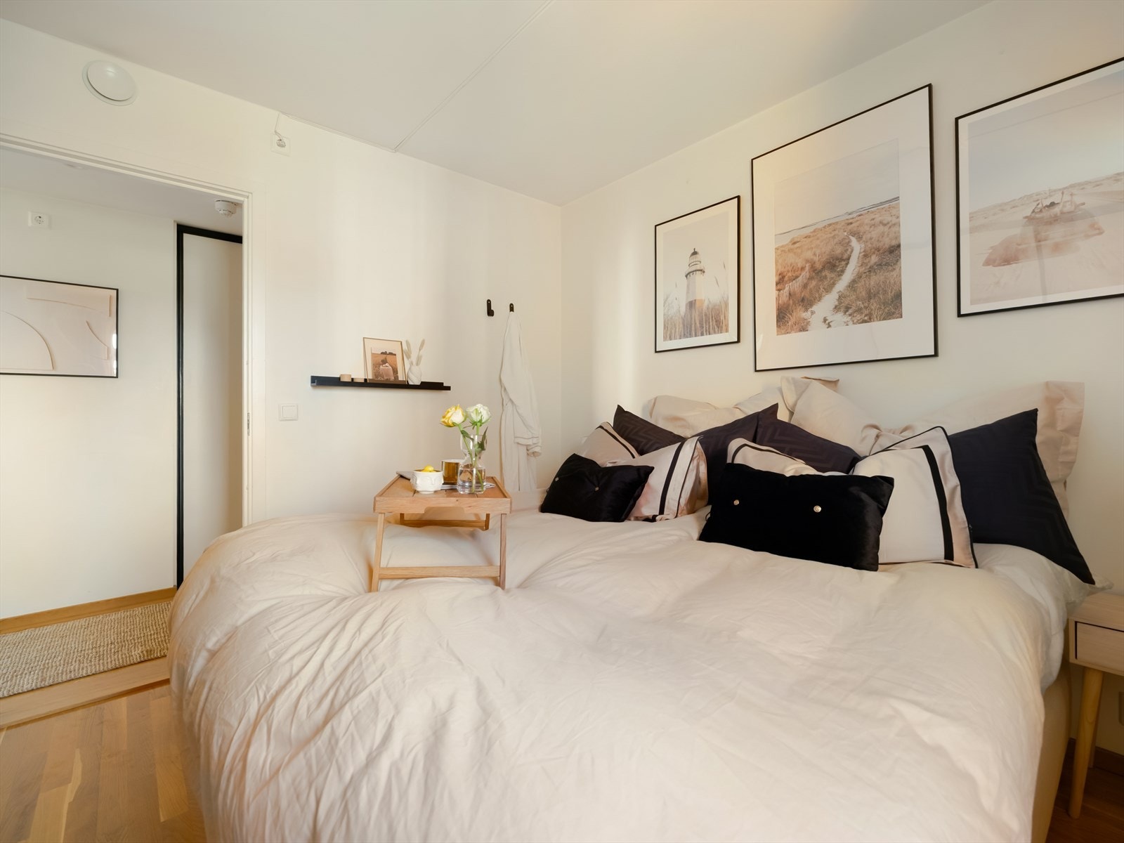 Leiligheten har to soverom av god størrelse. Lyst og luftig hovedsoverom. Galleribilde