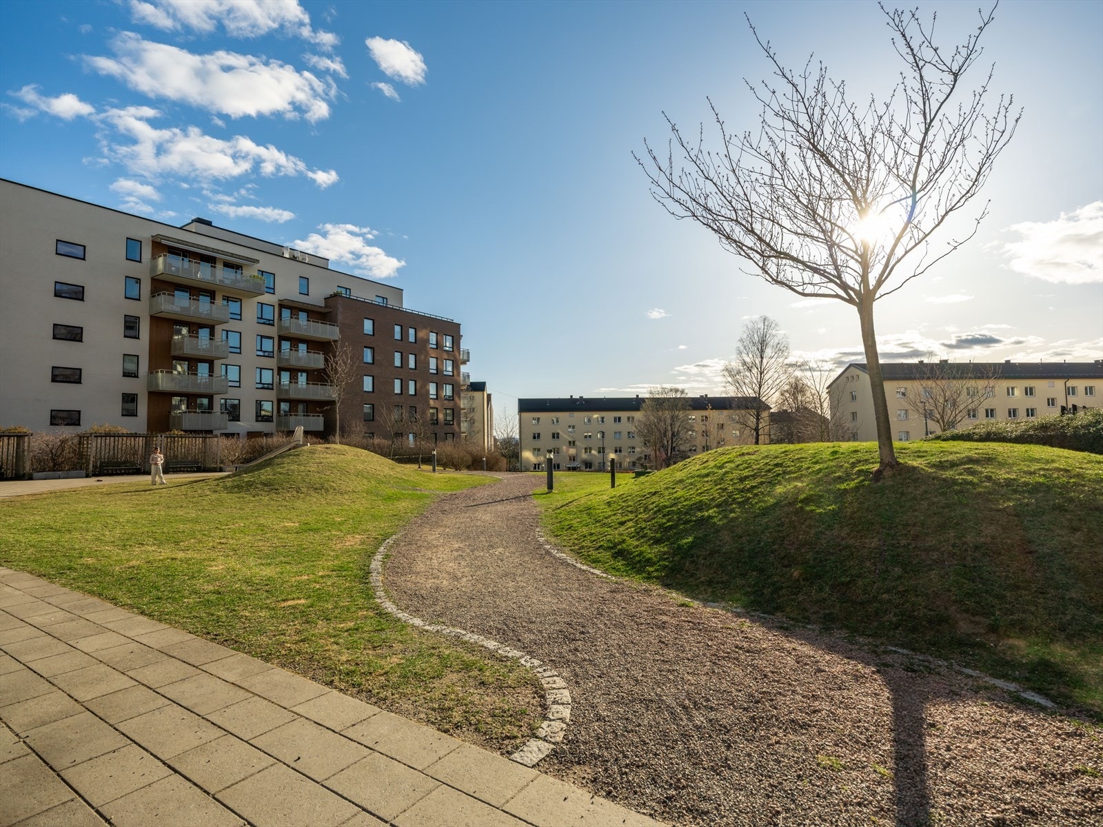 Rett utenfor leiligheten finner du grønne og velholdte fellesarealer - perfekt for både lek og avslapning. Galleribilde