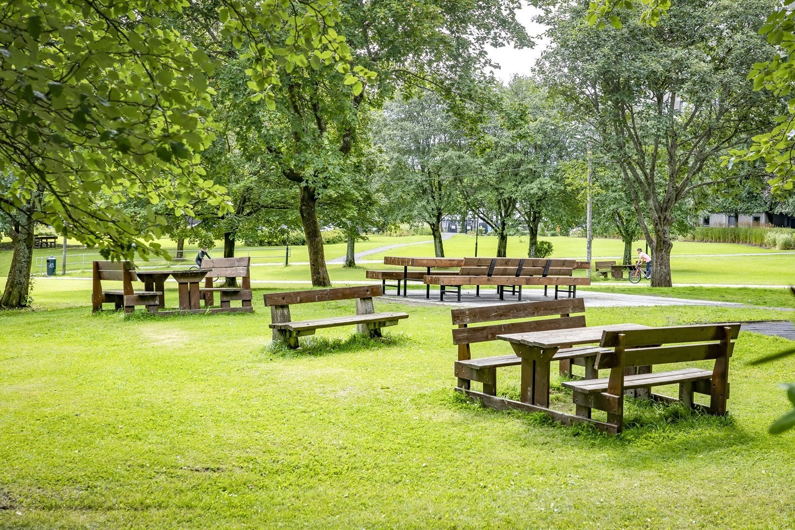 Borettslagets fellesarealer er nærmest å anse som en privat park for beboerne. Her er det opparbeidet med plen, prydbusker, planter og trær! Galleribilde
