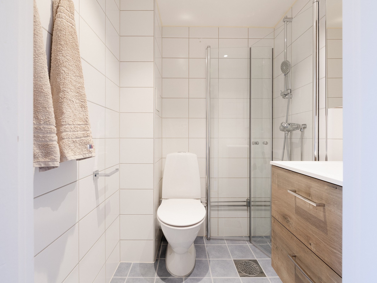 Badet er lyst og innbydende med behagelig gulvvarme. Nye baderomsmøbler, dusjdører og blandebatteri montert i 2021. Galleribilde