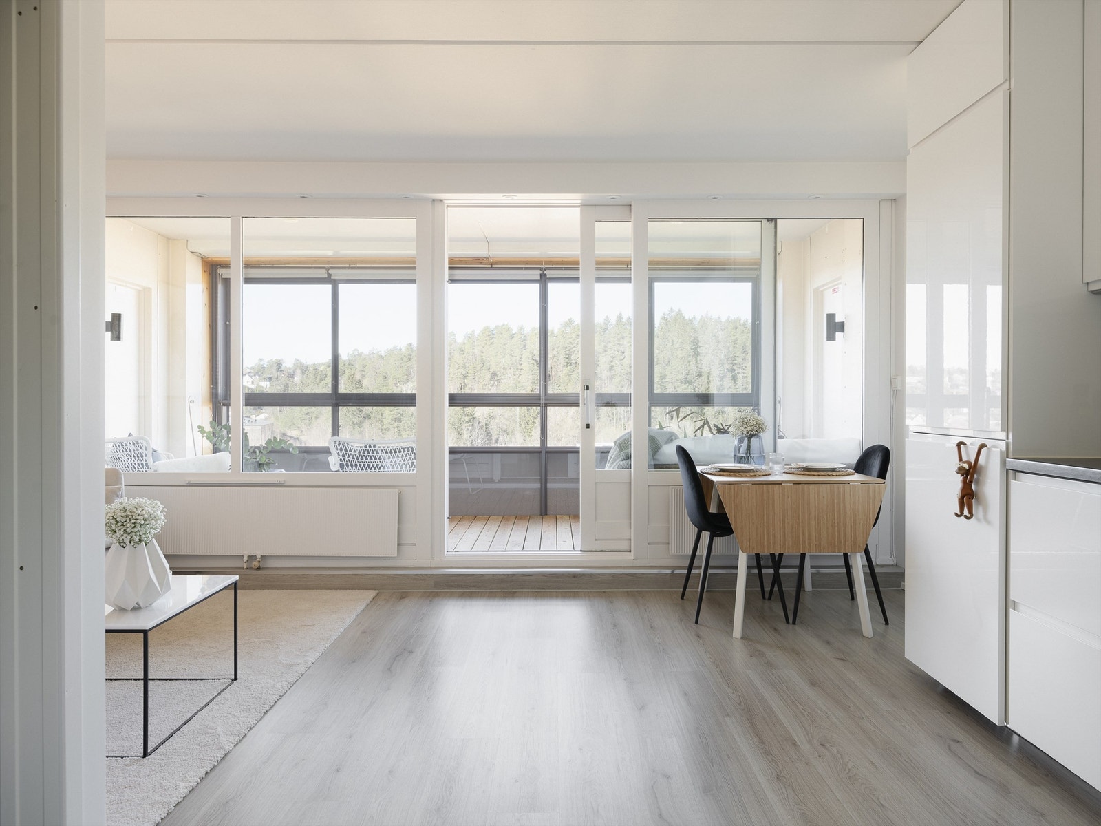 Dette er en lys og luftig leilighet med flott utsikt fra byggets 10.etasje. Galleribilde