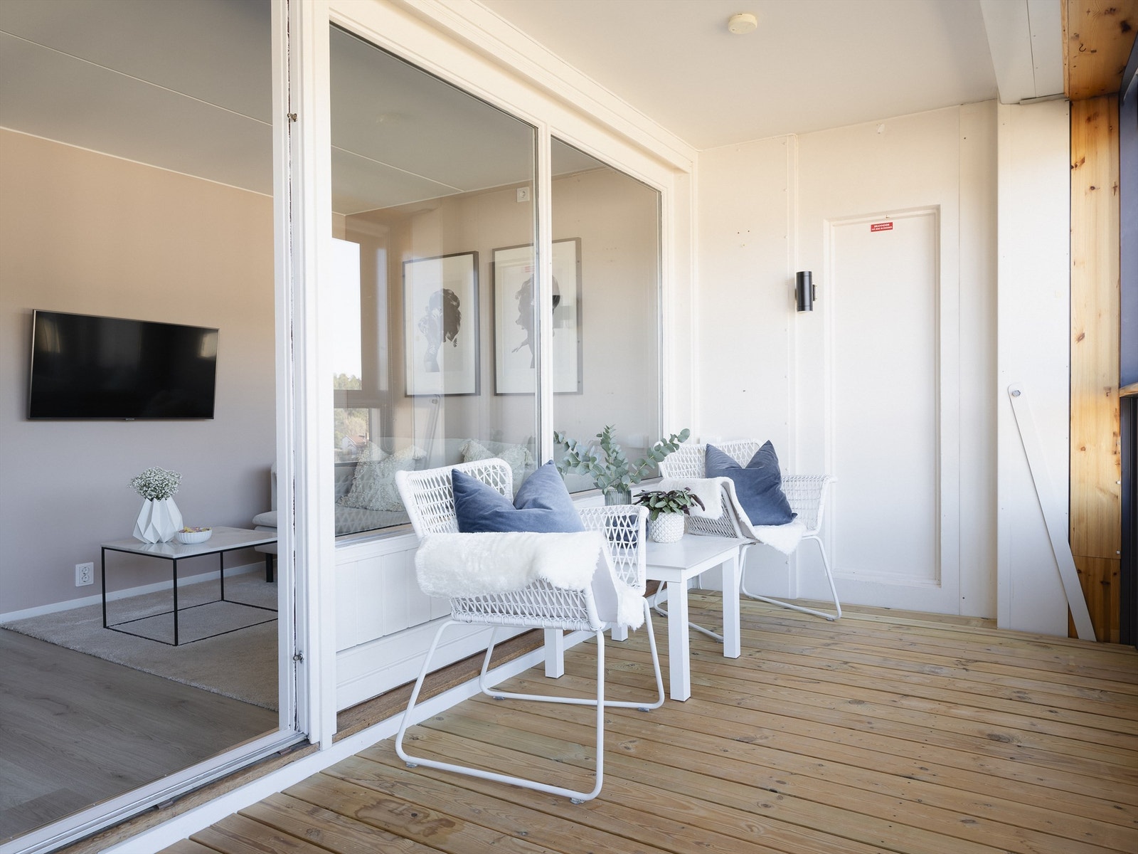 Balkongen har plass til å innrede i flere soner. Hvorfor velge mellom stor utesofa og spisebord når du har plass til begge deler? Galleribilde