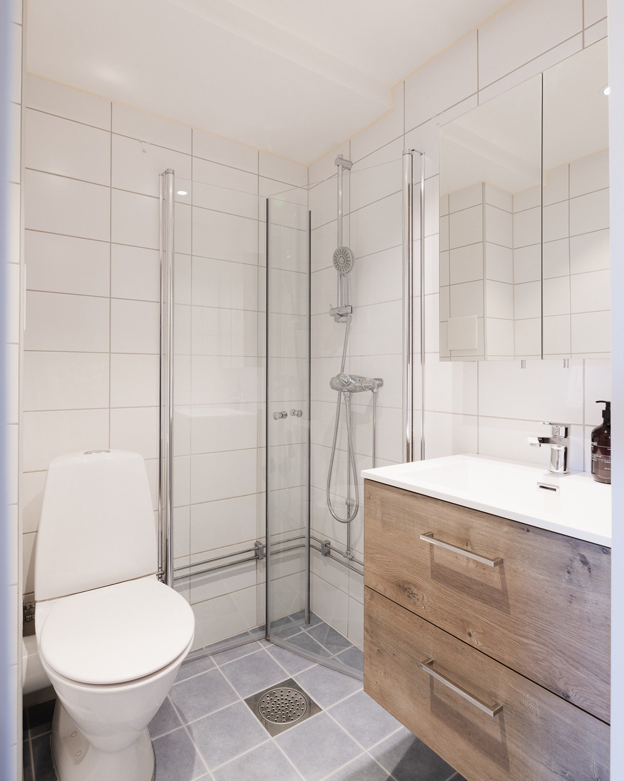 Badet ble pusset opp i regi av borettslaget i 2010 og fremstår som både pent og moderne! Galleribilde