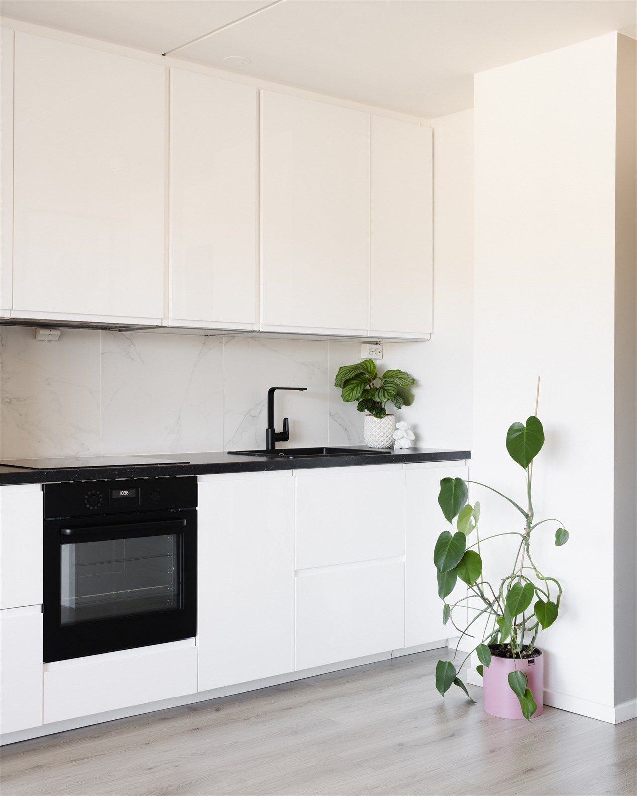 Med et rent og enkelt utrykk gir kjøkkenet kokken anledning til virkelig å skinne! Komfyrvakt og Waterguard er selvsagt montert, for sikkerhetens skyld. Galleribilde