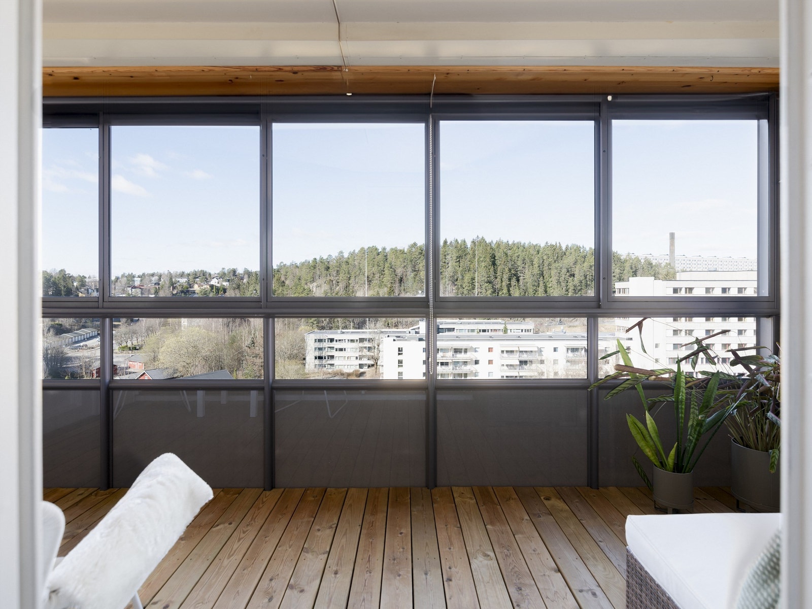 Leiligheten byr på en romslig og innglasset, vestvendt balkong på 11 m² med utgang fra stuen. - Perfekt for å nyte både sol og utsikt! Galleribilde