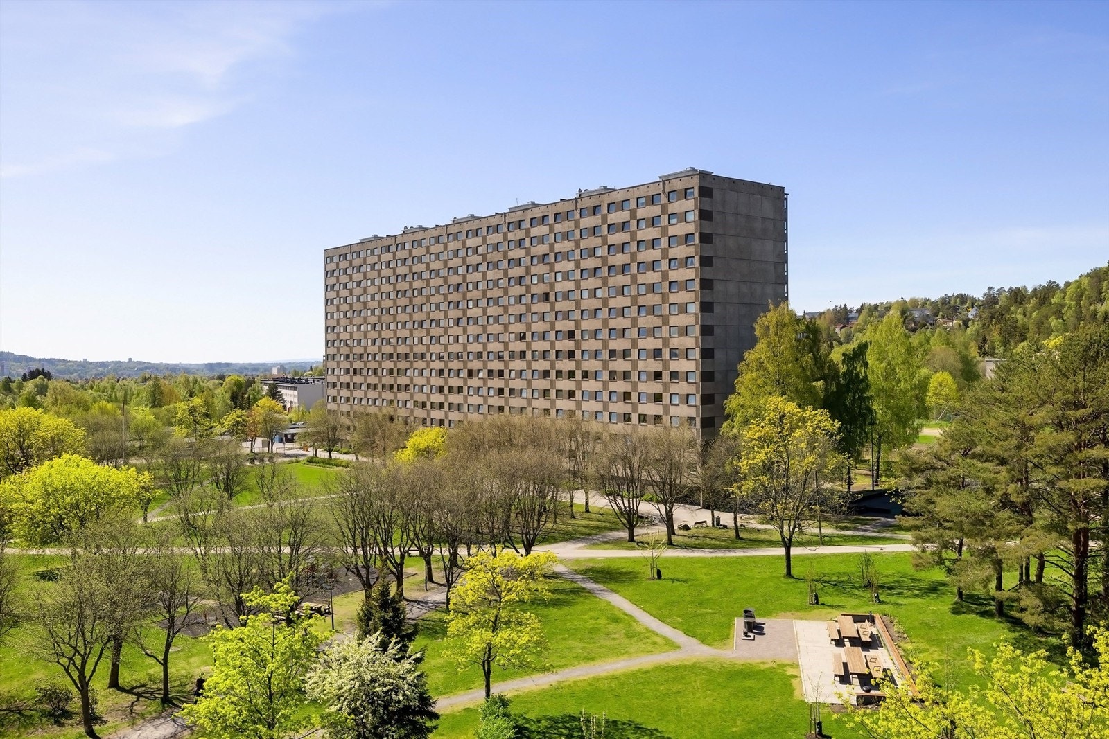 Det er delte meninger om arkitekturen til "Ammerudblokkene". Uteområdene er derimot uomtvistet noe av det fineste Oslo kan by på! Galleribilde