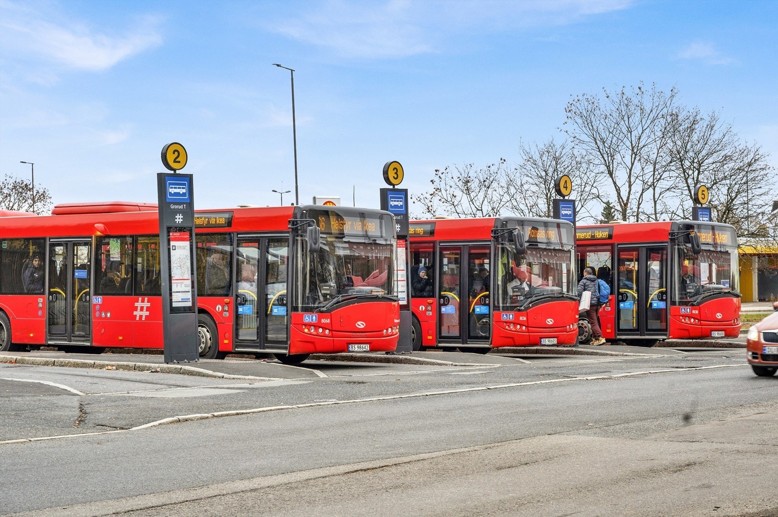 Området har et godt tilbud av offentlig kommunikasjon, både med t-bane og buss. Boligen er ca. 8 minutters gange unna t-banestasjonen Grorud. Galleribilde