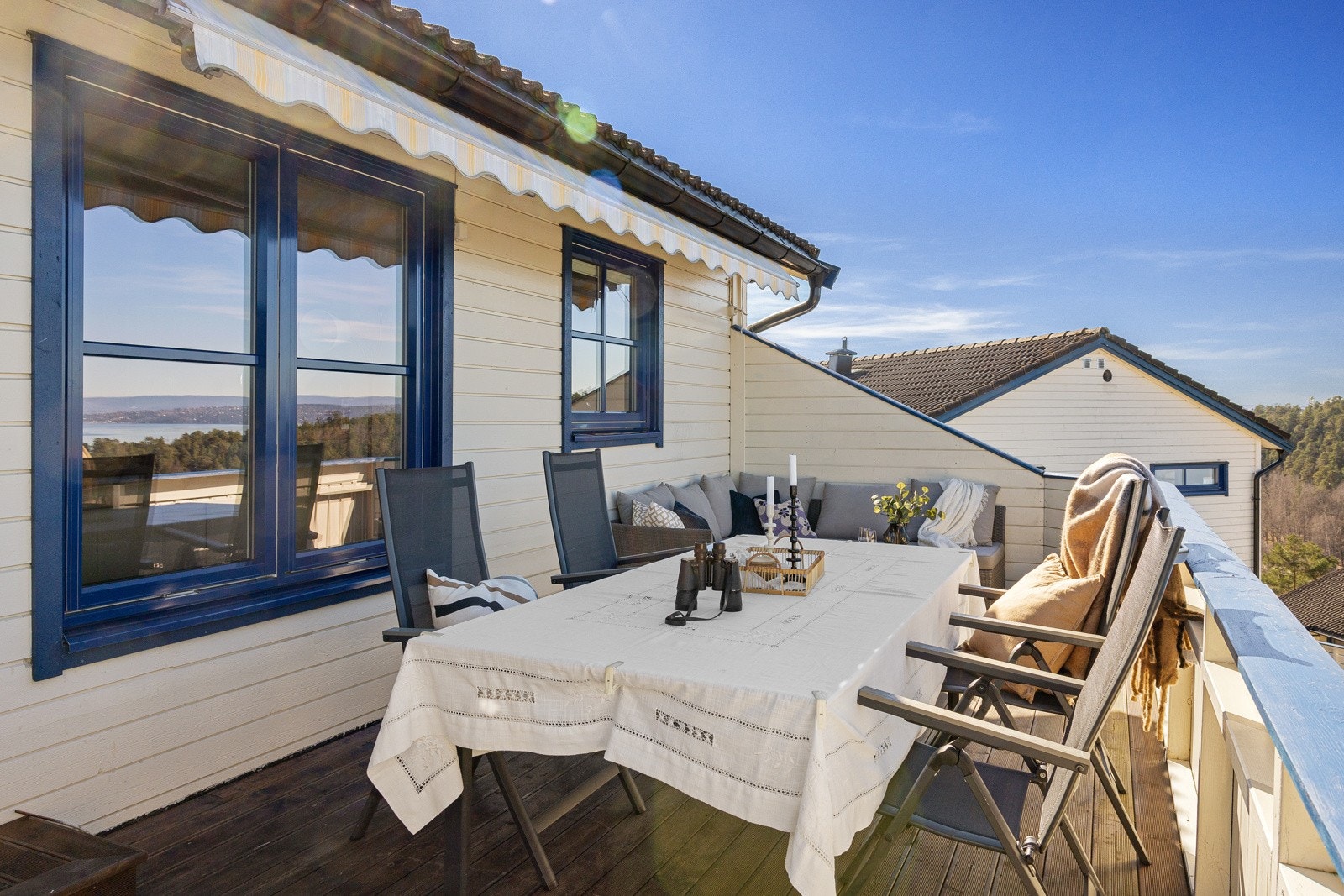 Balkongen har god plass til både sittegruppe og spisebord Galleribilde