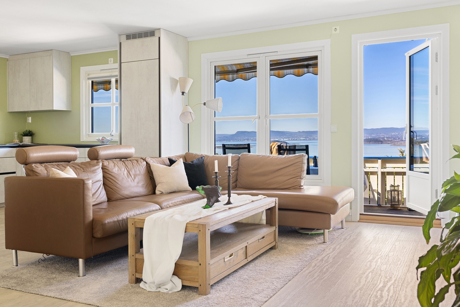 Stue og kjøkken har fantastisk utsikt over Oslofjorden Galleribilde