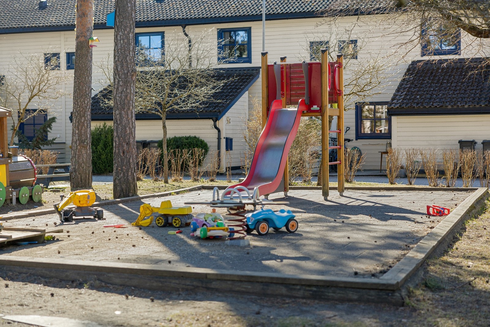 Trygge omgivelser for barna i et trafikkfritt bomiljø med blant annet flere lekeplasser, idrettsanlegg og sti ned til Hvervenbukta Galleribilde