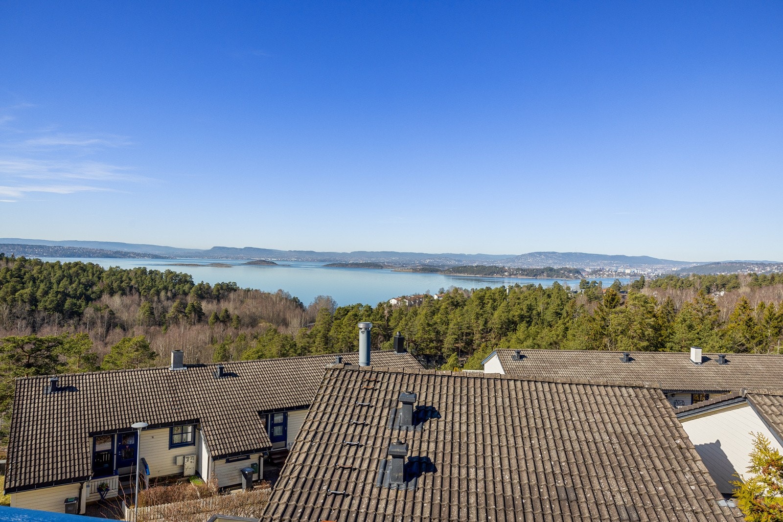 Fra boligen har man nærhet til sentrum, samtidig som du finner optimale turmuligheter i frodige omgivelser rett utenfor døren Galleribilde