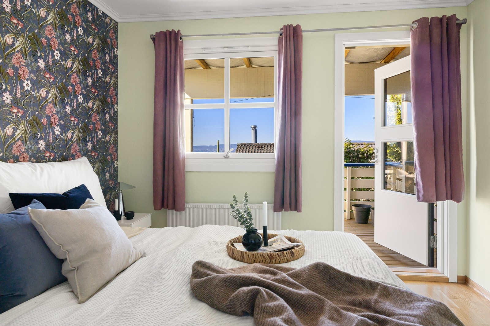 Hovedsoverommet har god plass til dobbelseng og garderobe Galleribilde