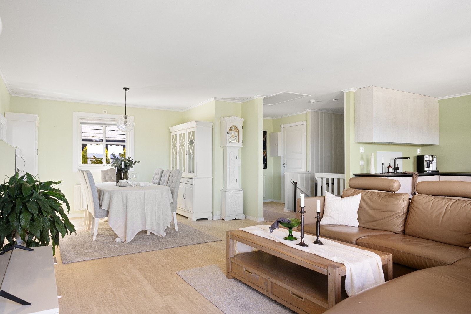 Stuen er malt i en behagelig og moderne farge Galleribilde