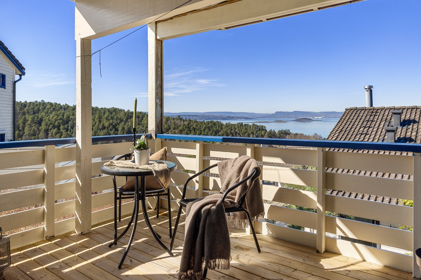 Solrik balkong med fjordutsikt Galleribilde