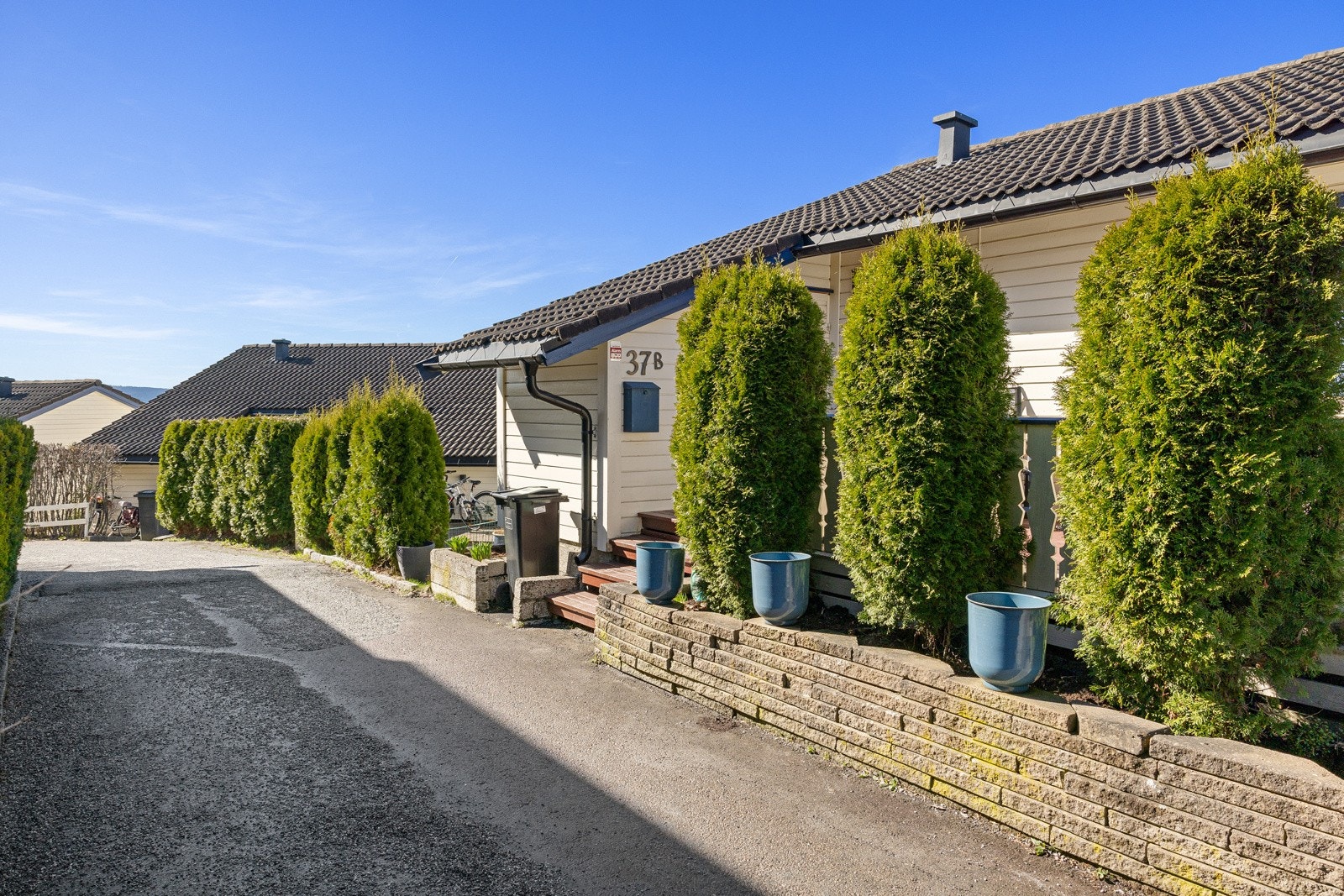 Borettslaget har god historikk på vedlikehold og er svært pent opparbeidet med prydbusker og trær Galleribilde