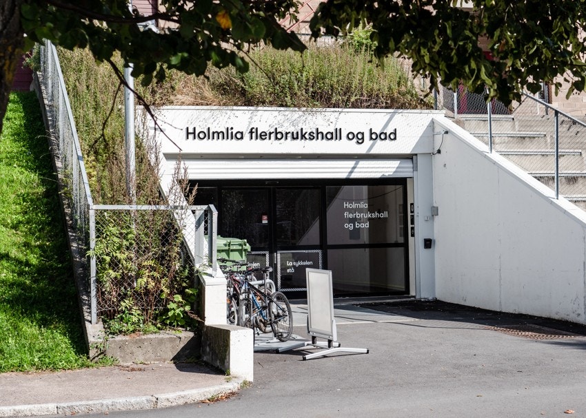 Holmlia fjellhall består av en flerbrukshall, en svømmehall, treningssenter og fungerer i tillegg som offentlig tilfluktsrom Galleribilde