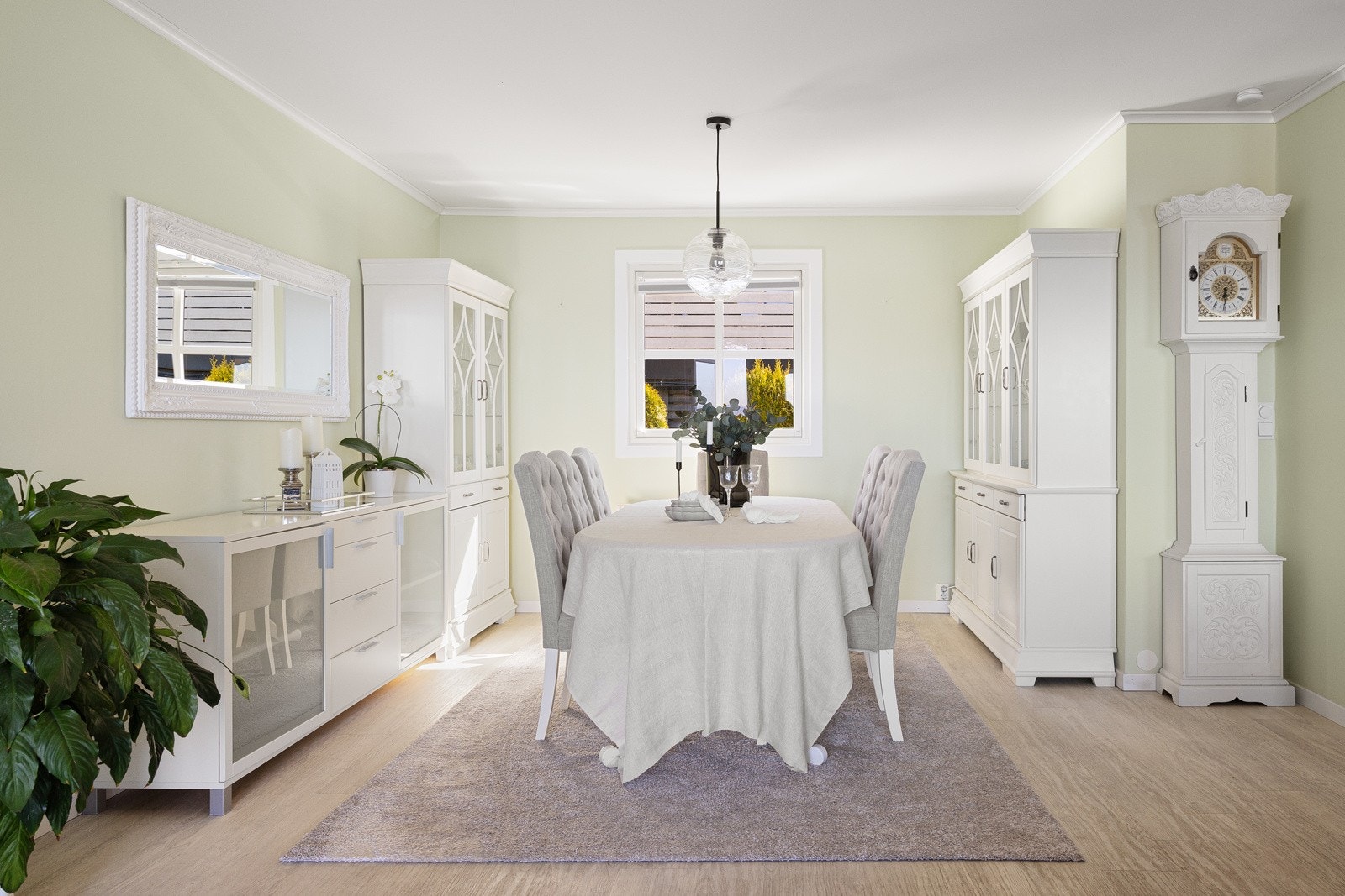 God plass til stort spisebord Galleribilde