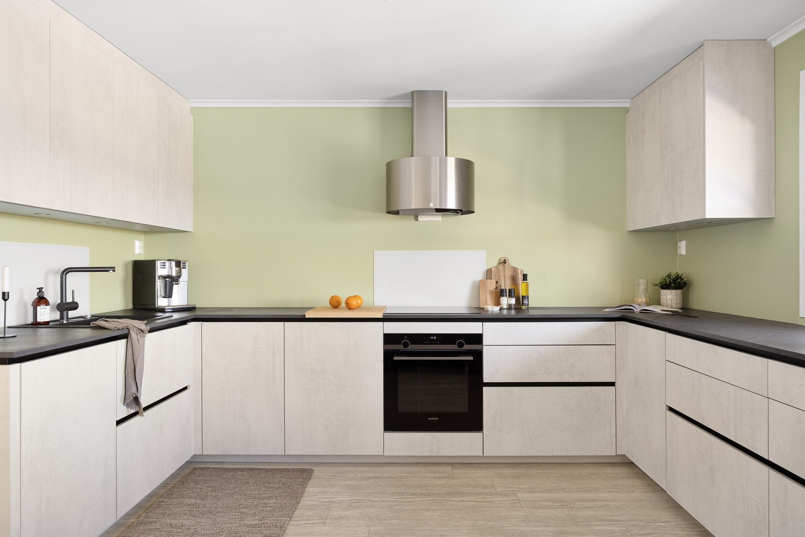 Svært delikat kjøkken fra 2019 med integrerte hvitevarer som oppvaskmaskin, stekeovn, induksjonsplatetopp og kjøl/frys Galleribilde