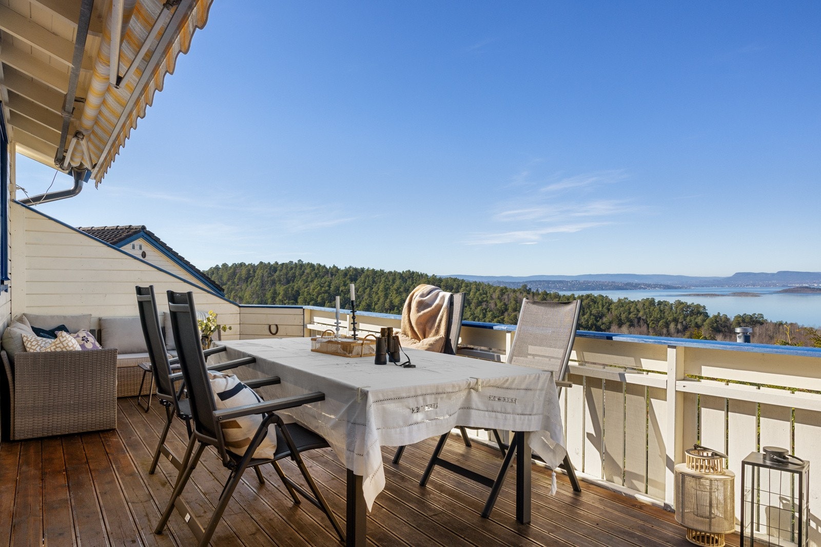 Rekkehuset har utgang til tre nydelige uteplasser med både formiddag/ettermiddag-og kveldssol Galleribilde