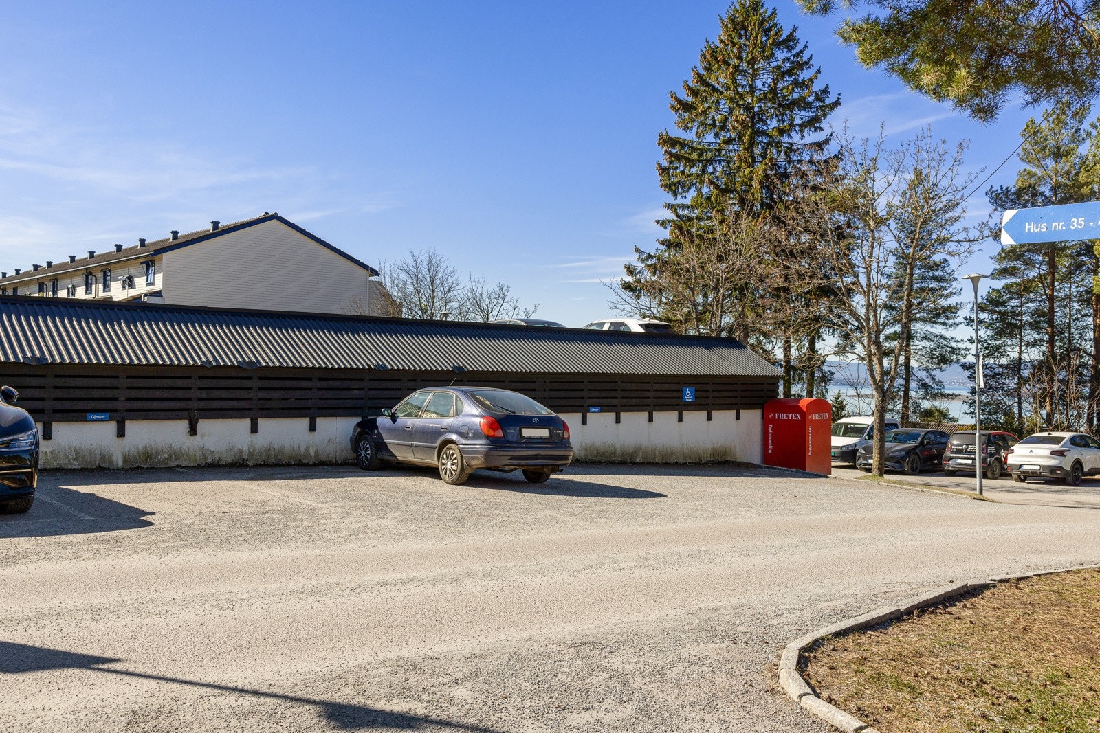 Godt med gjesteparkering i borettslaget. Meget god tilgang på offentlig transport via buss og tog. Det er ca 10 min gange til Holmlia stasjon og Hauketo og nærmeste bussholdeplass ligger 2 min unna Galleribilde
