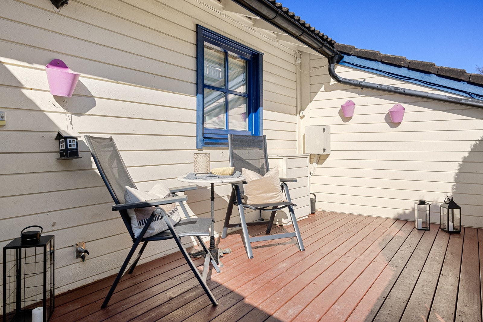 Uteplassen ved inngangspartiet byr på morgen-og formiddagssol. Her er det fint å ta den første kaffekoppen for dagen Galleribilde