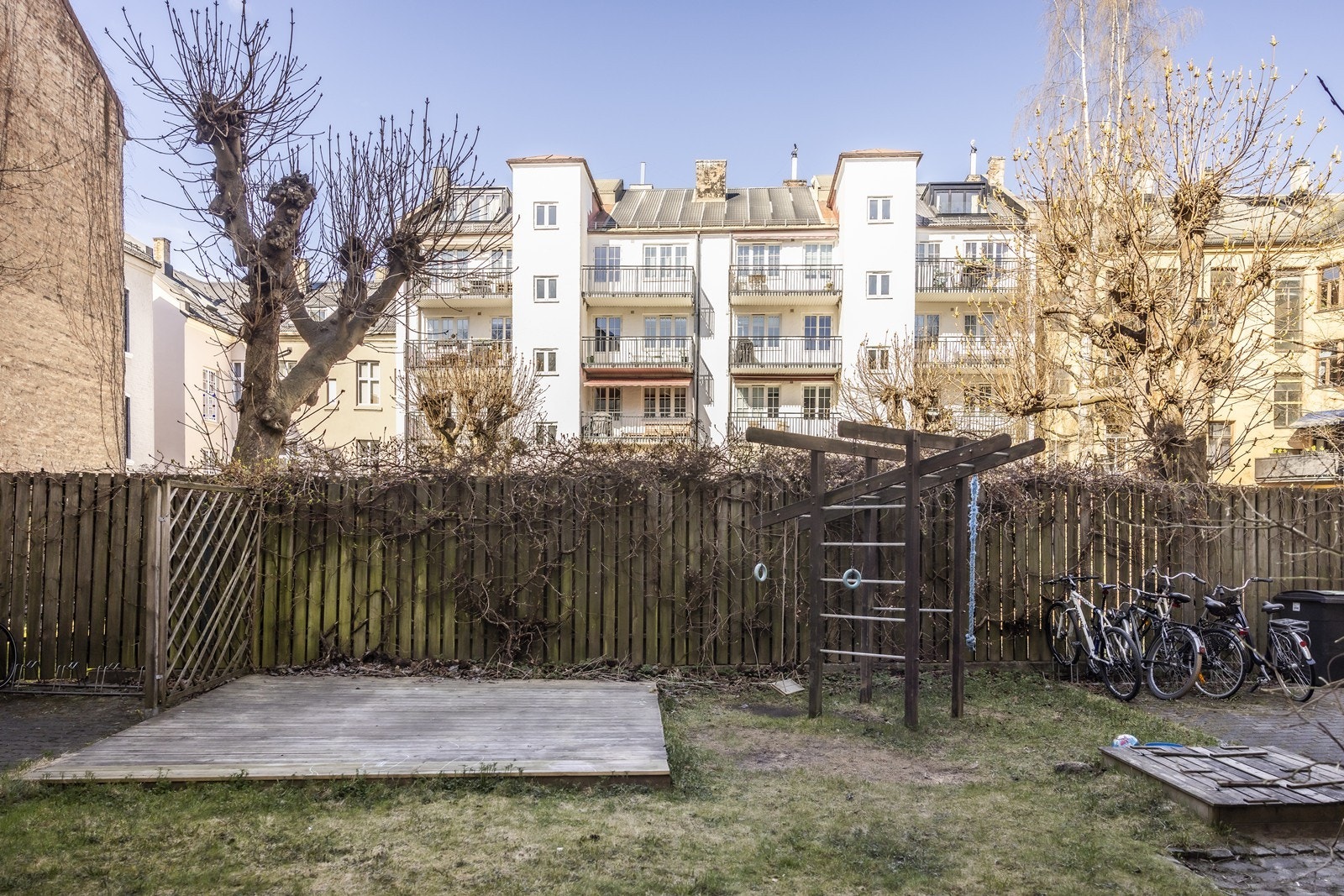 Åpent og et meget barnevennlig gårdsrom Galleribilde