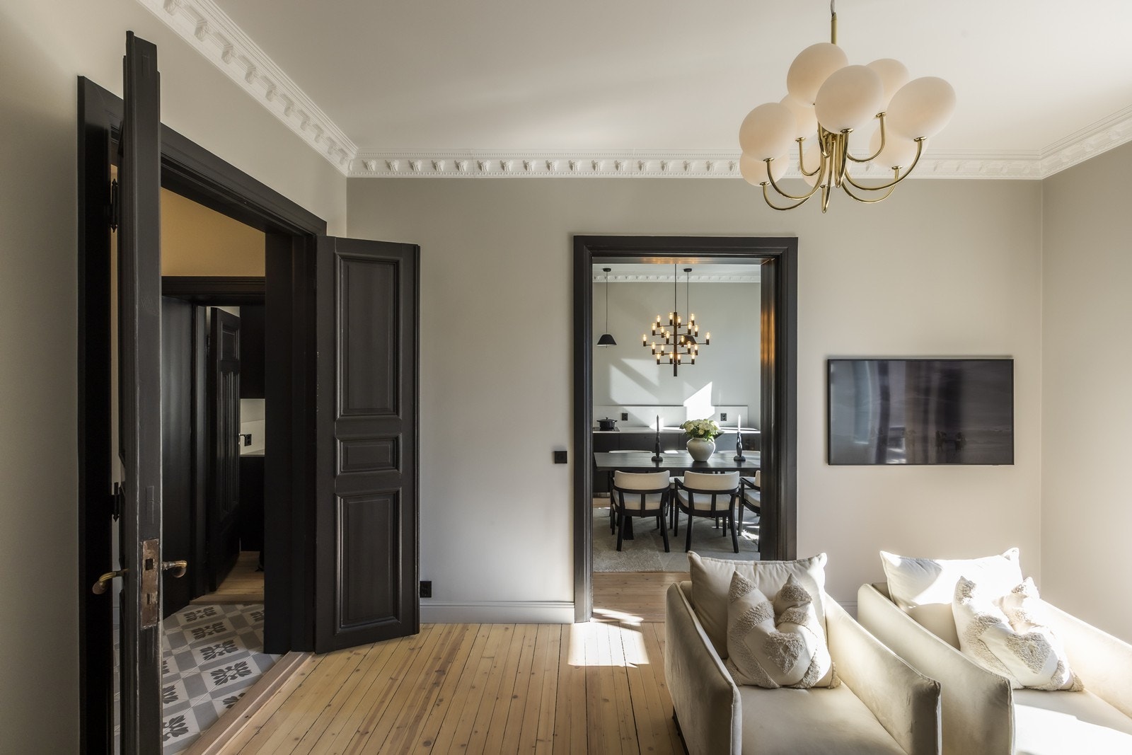 Pent restaurerte originale doble fløydører Galleribilde