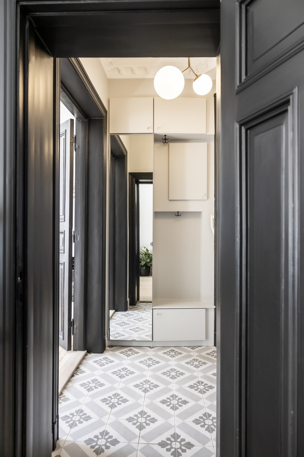 Flott entré med "marokkanske" fliser over varmekabler samt snekkerbygget garderobe Galleribilde