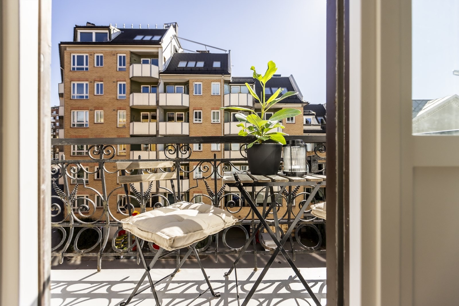 Praktisk med dagligvare rett over gaten - samt muligheter for å leie p-plass i bygget over gaten Galleribilde