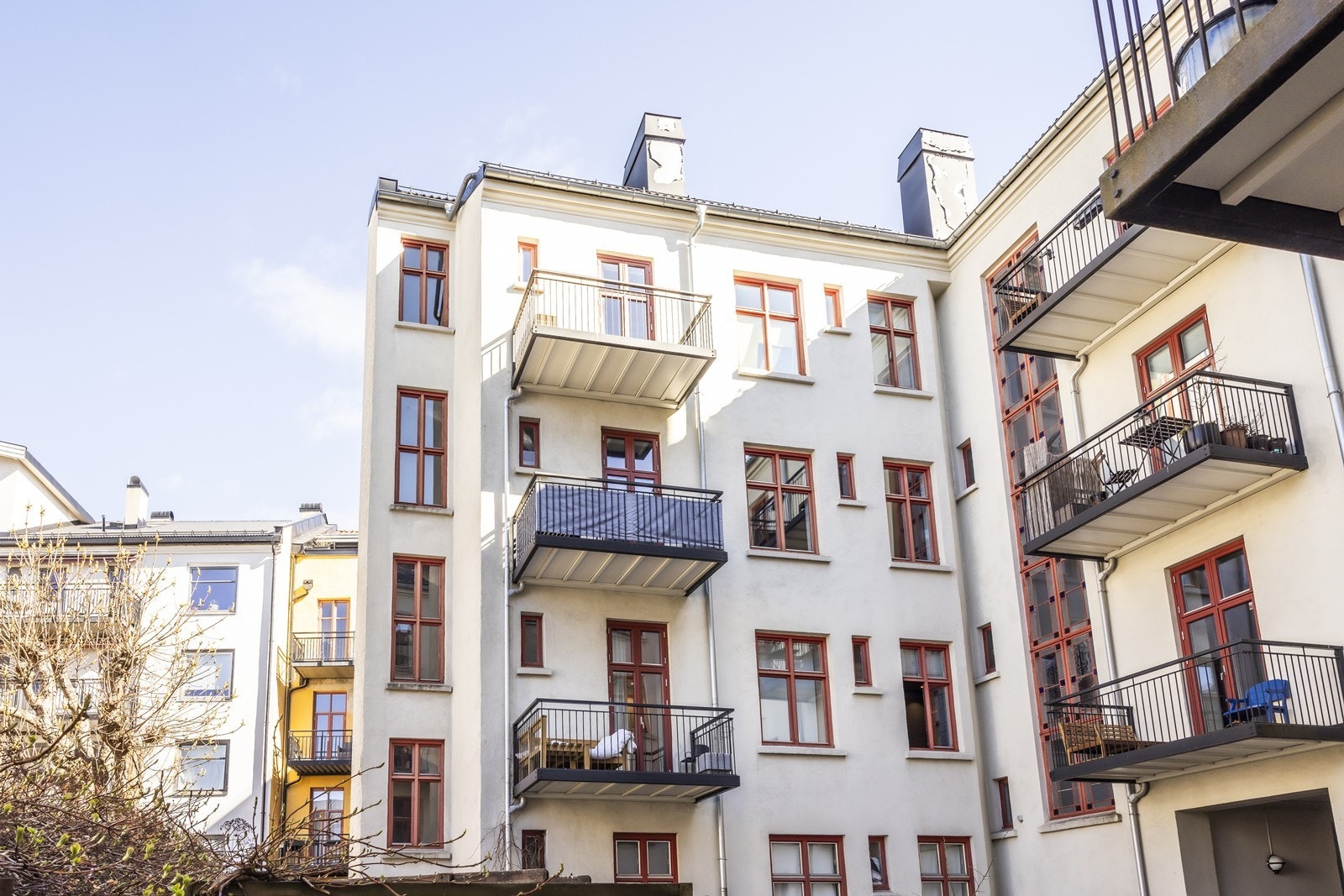 Den vestvendte balkongen henger "høyt" og fritt og har flott ettermiddags-/kveldssol Galleribilde