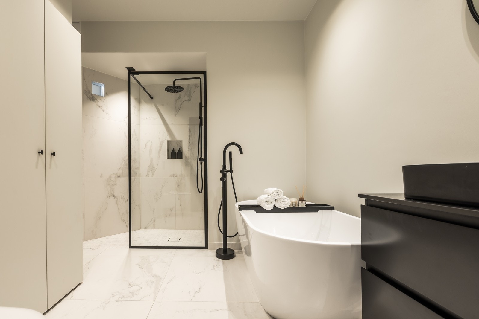 Lekkert nytt bad (2021) med store lekre fliser og alt utstyr, med et gjennomtenkt og et avstemt farge- og materialvalg. Rommelig dusjsone og frittstående badekar. Galleribilde