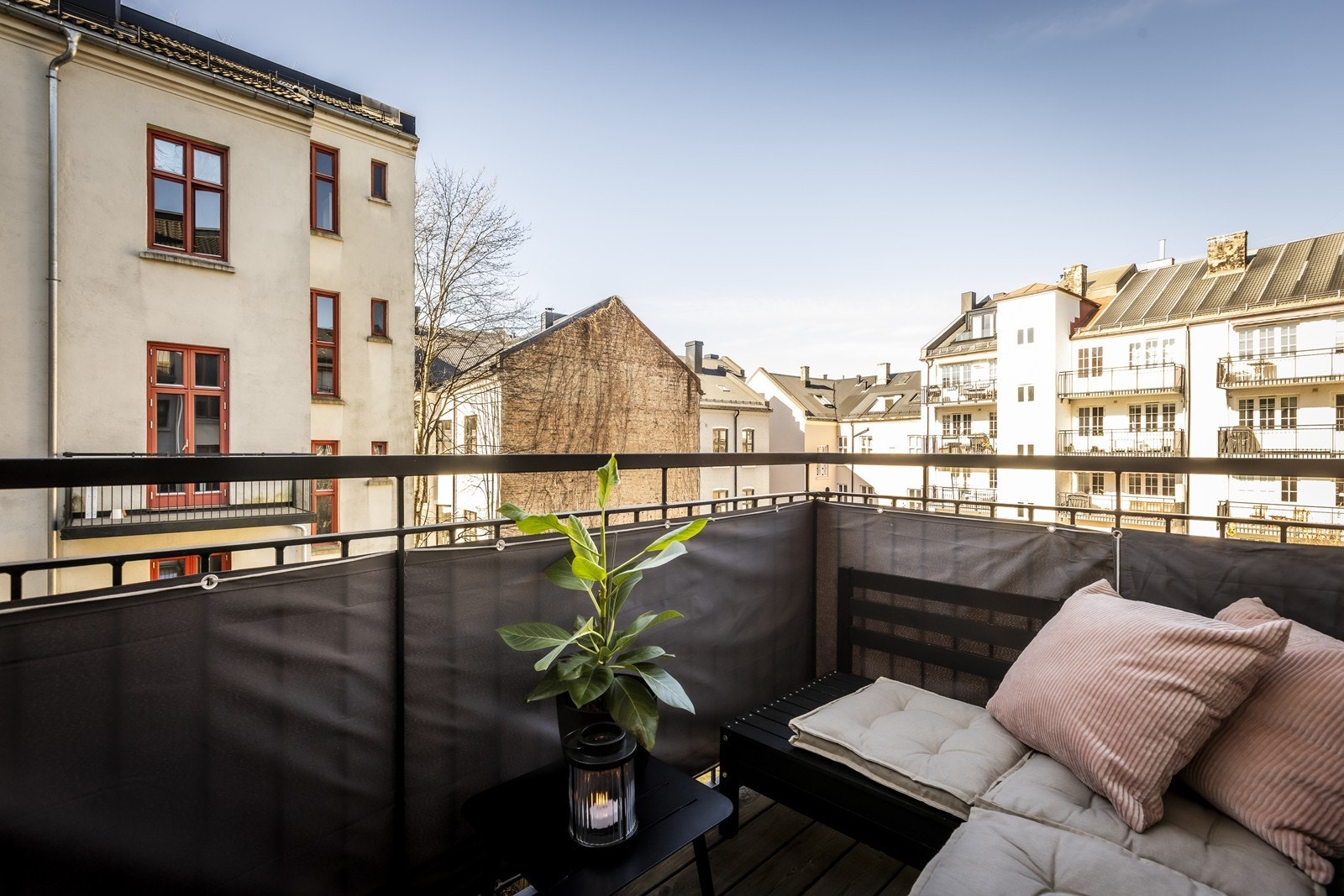 Romslig nyere oppført vestvendt balkong med flott ettermiddags-og kveldssol Galleribilde