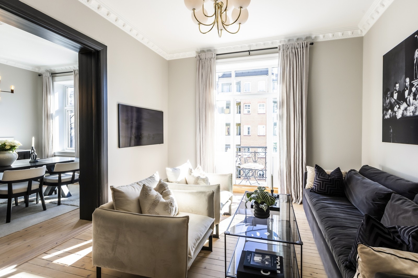 Leiligheten har svært god takhøyde og store vindusflater som gir rikelig med naturlig lys Galleribilde