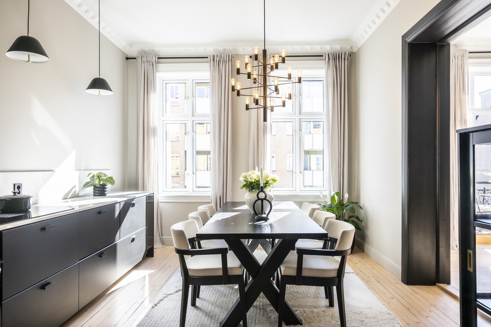 Tidsmessig kjøkkeninnredning (ny 2021) med benkeplate og splæshkant i stein. God spiseplass. Galleribilde