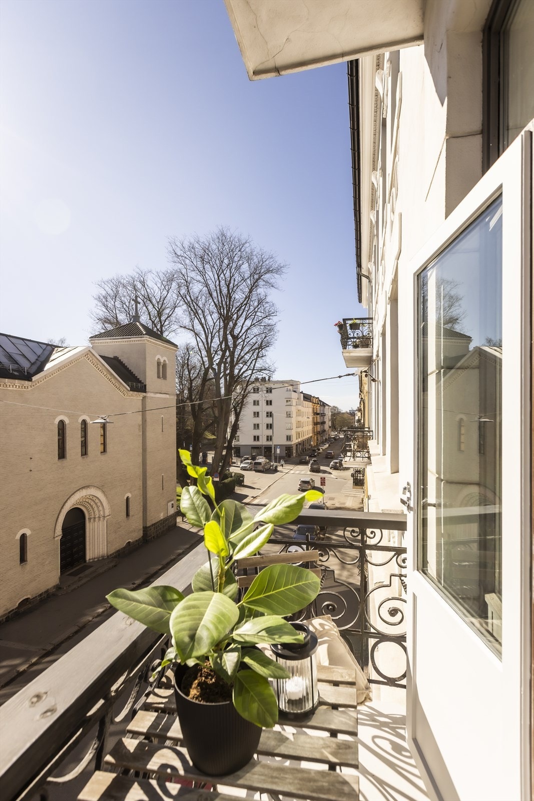 Hyggelig utsyn nedover gaten Galleribilde