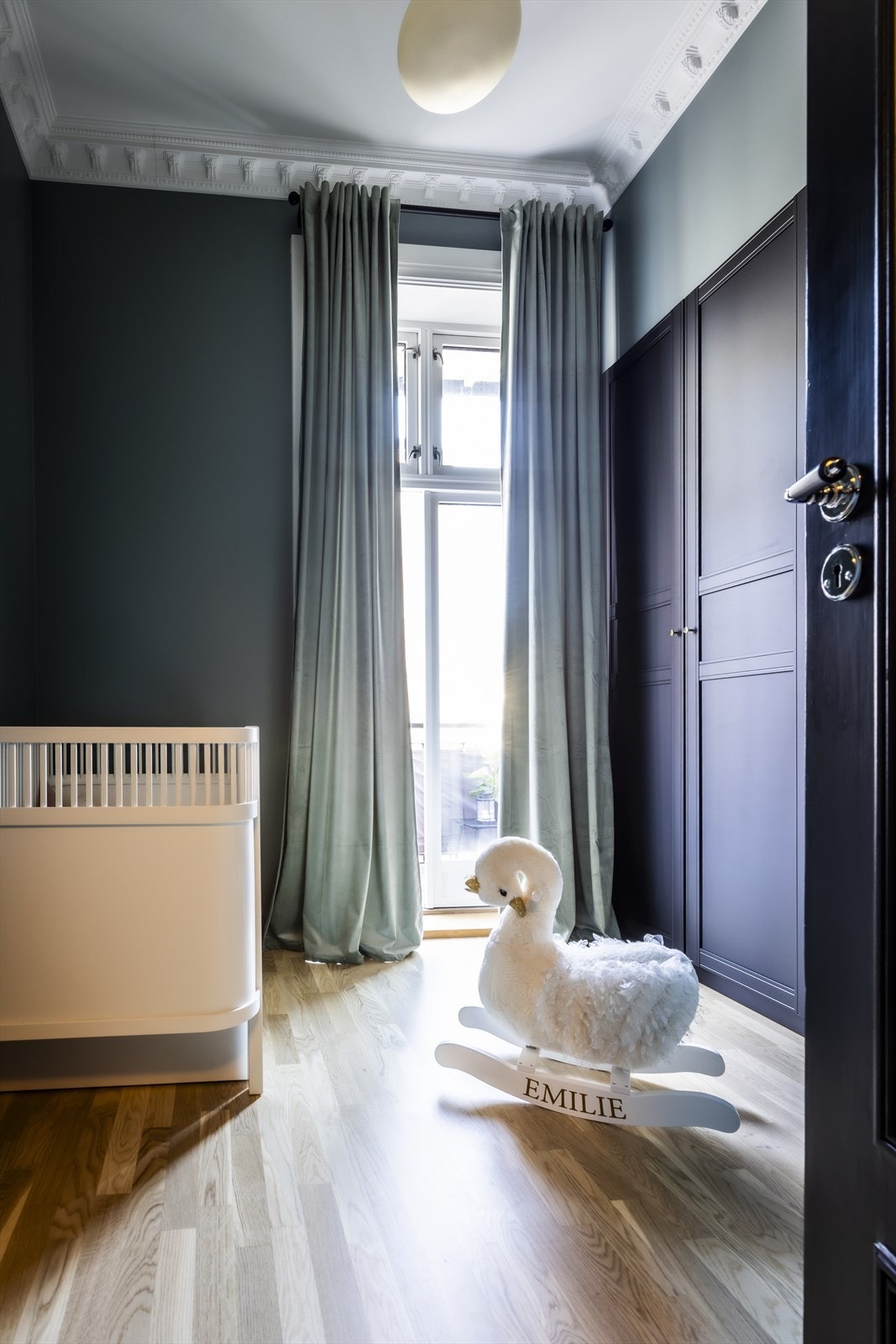 Dagens barnerom har utgang til balkong mot bakgård Galleribilde