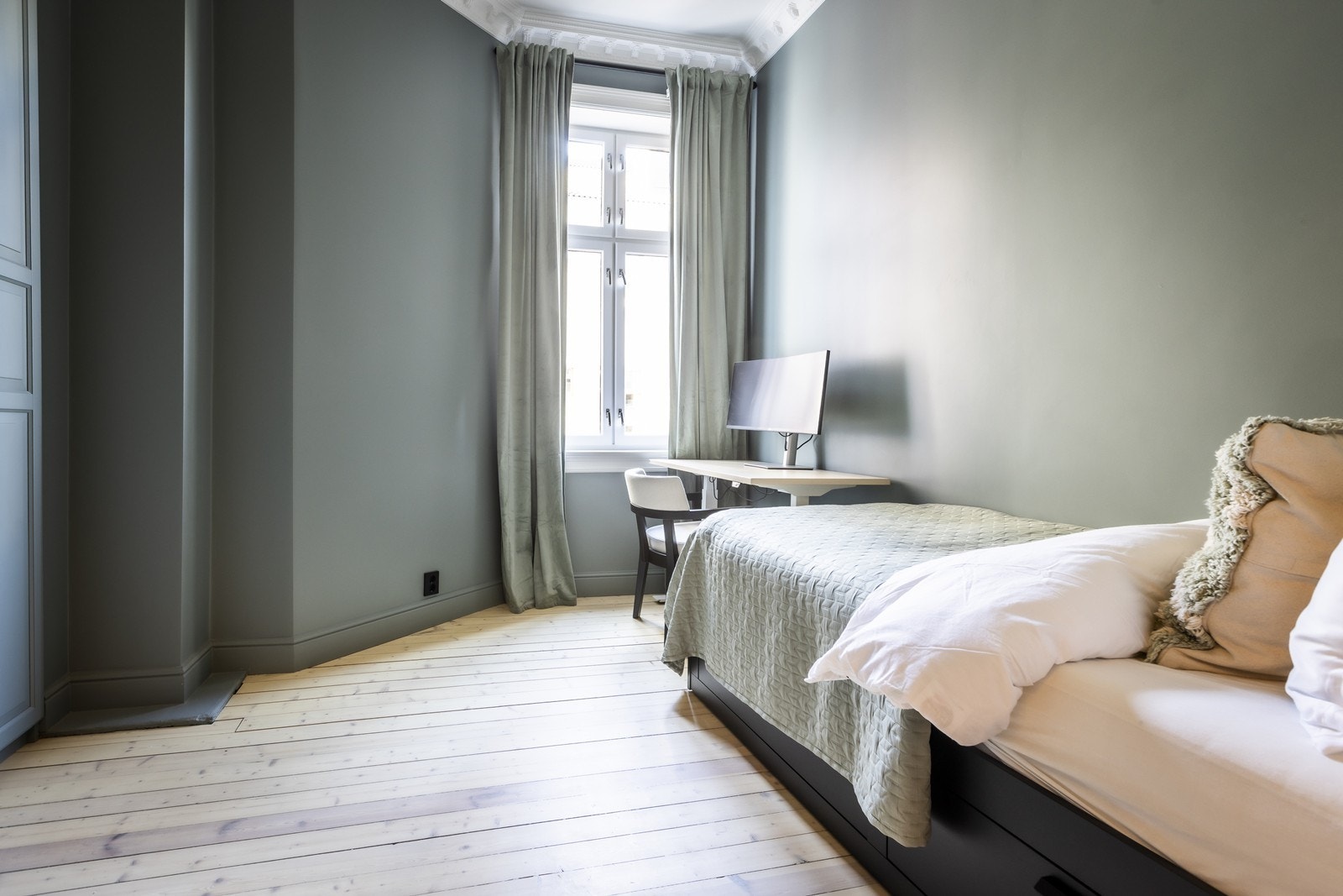 Soverommene har vinduer ut mot stille bakgård, 2 av de med integrert/plassbygget garderobe Galleribilde