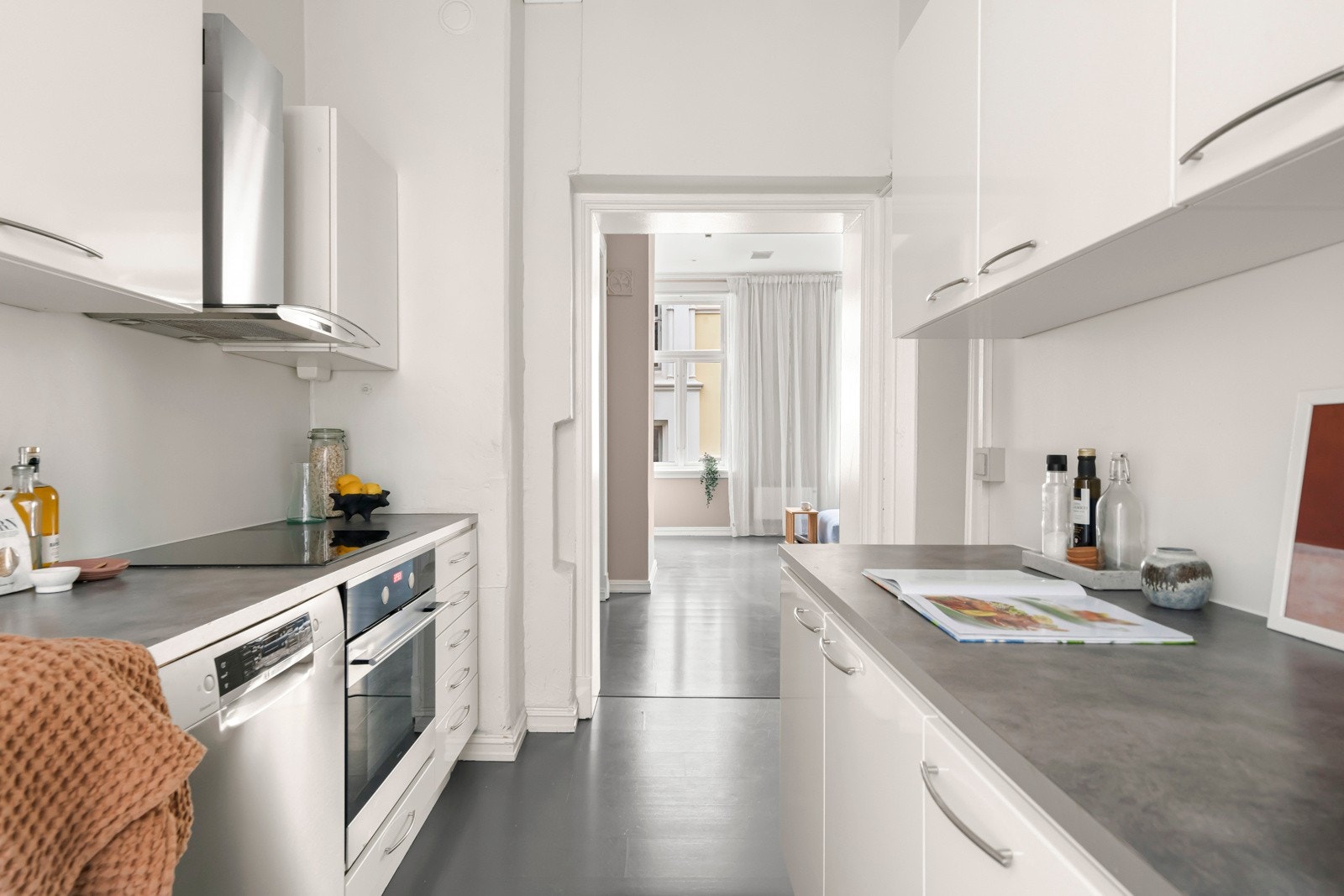 Kjøkkenet har opplegg for platetopp, oppvaskmaskin, stekeovn og kjøleskap. Galleribilde