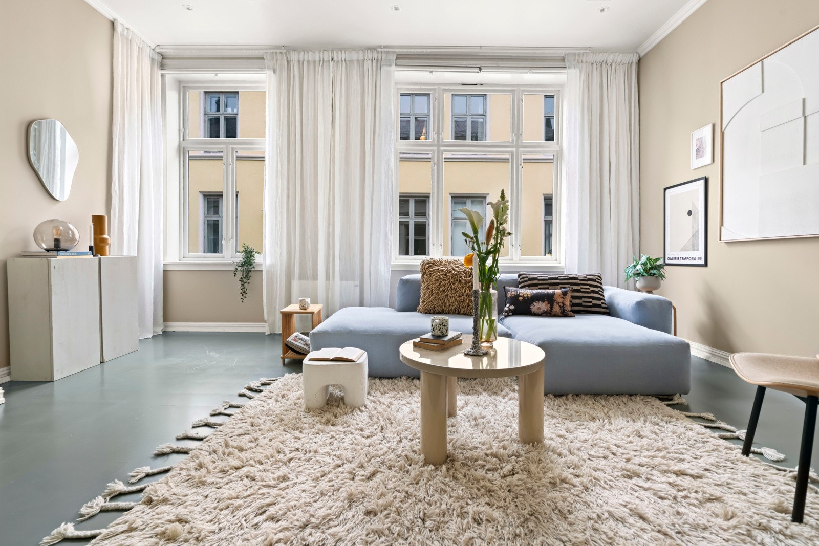 Generøs takhøyde på hele 3 meter sammen med store vindusflater sikrer rommene en lys atmosfære. Galleribilde