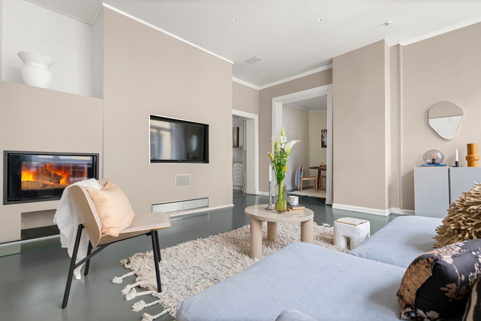 Det er mulighet for å etablere ekstra soverom, ved å flytte kjøkken ut til spisestue (se alt. plantegning). Galleribilde