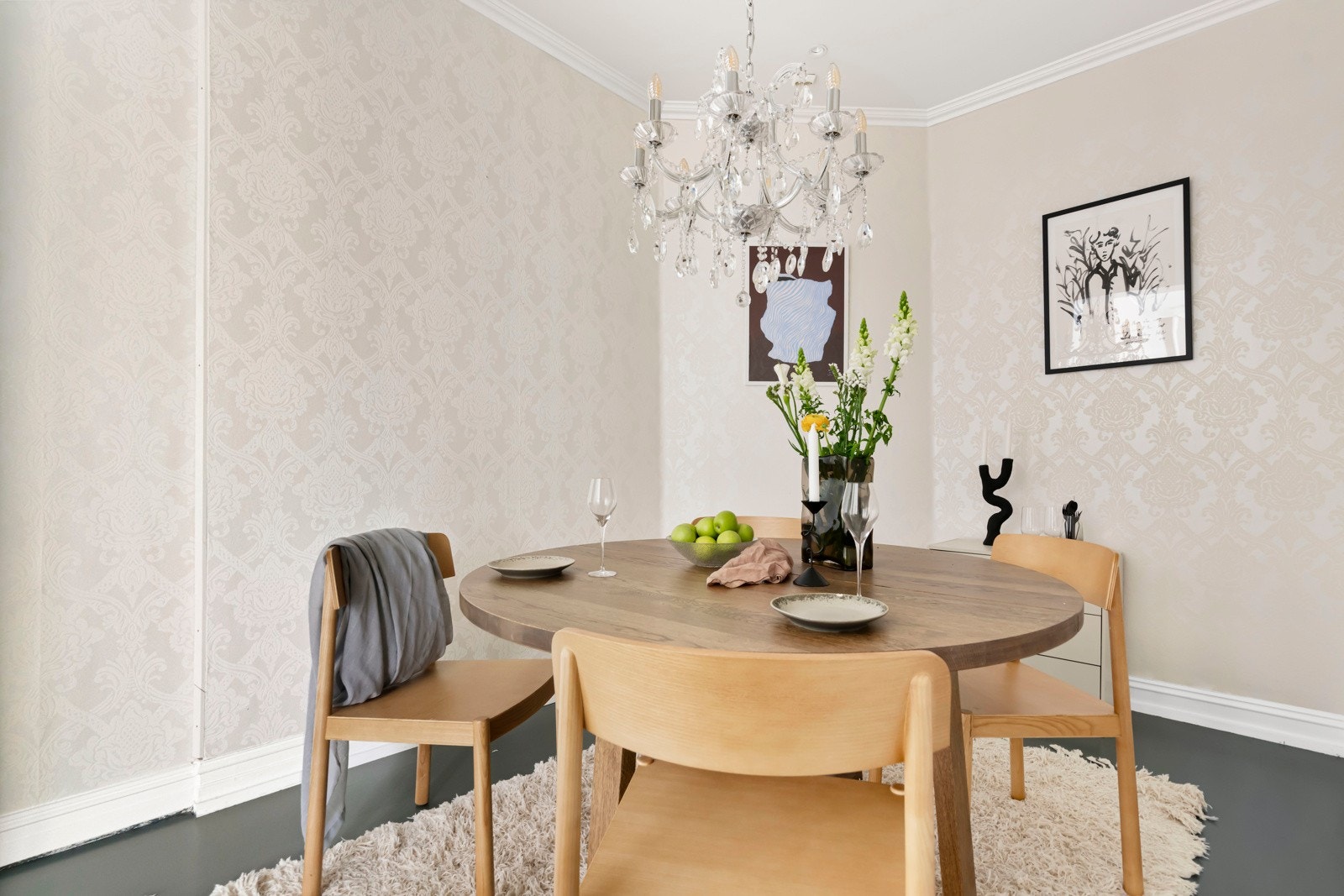 Her får du en god standard med romslige og sosiale oppholdsrom som innbyr til både hverdagsliv og gjestfrihet. Galleribilde