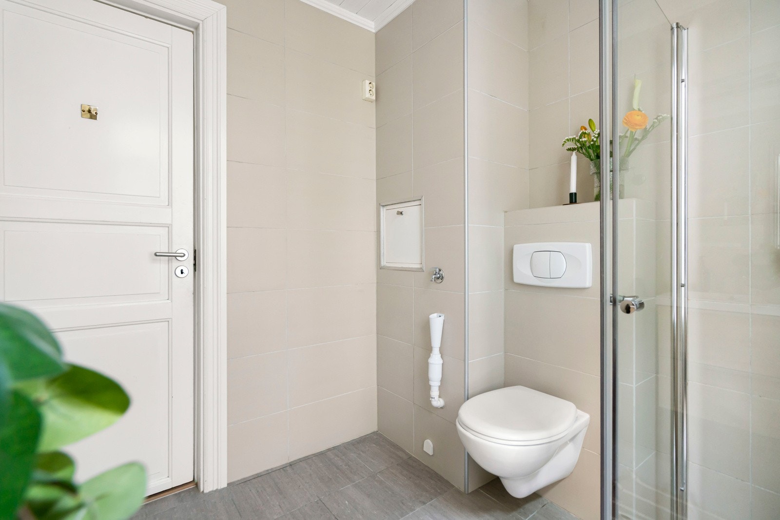 Dusjhjørne med svingdører, sluk i sone, regnfallsdusj og termostatstyrt blandebatteri. Galleribilde