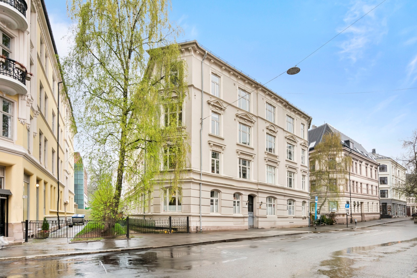 Hyggelig nabolag i rolig blindvei - klassisk og flott gård med godt bevarte detaljer. Galleribilde