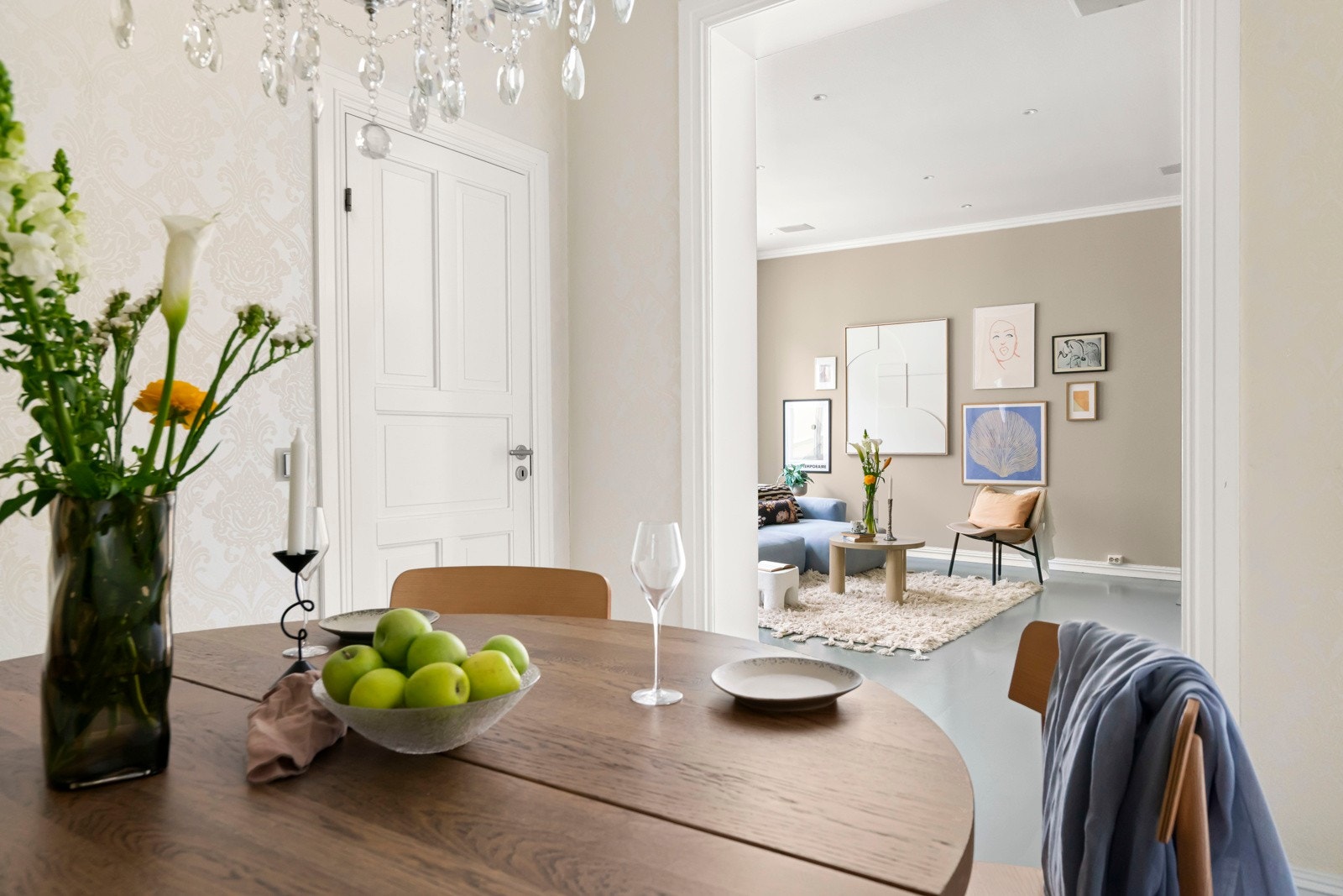 Boligen byr på en gjennomgående planløsning med lys fra begge ender som gir en luftig følelse. Galleribilde