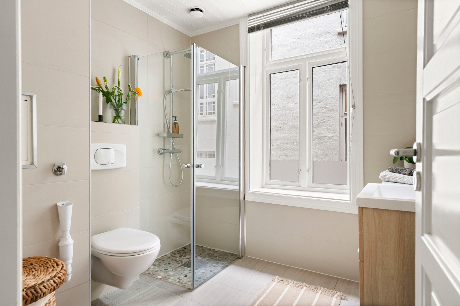 Delikat baderom med opplegg for vaskemaskin. Galleribilde