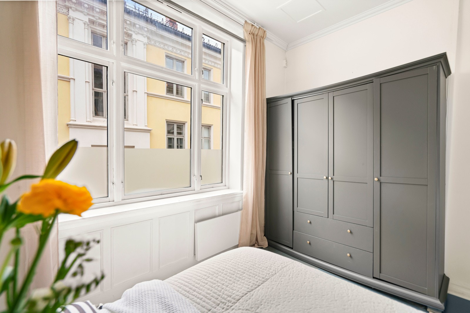 Gode lagringsmuligheter. Soverommet er malt i delikate fargevalg og gir en usjenert følelse. Galleribilde