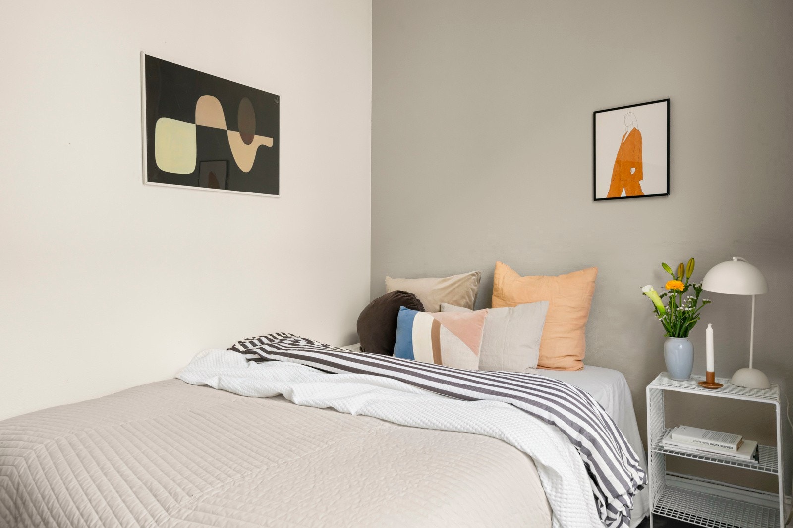 God plass til dobbeltseng med tilhørende nattbord. Galleribilde