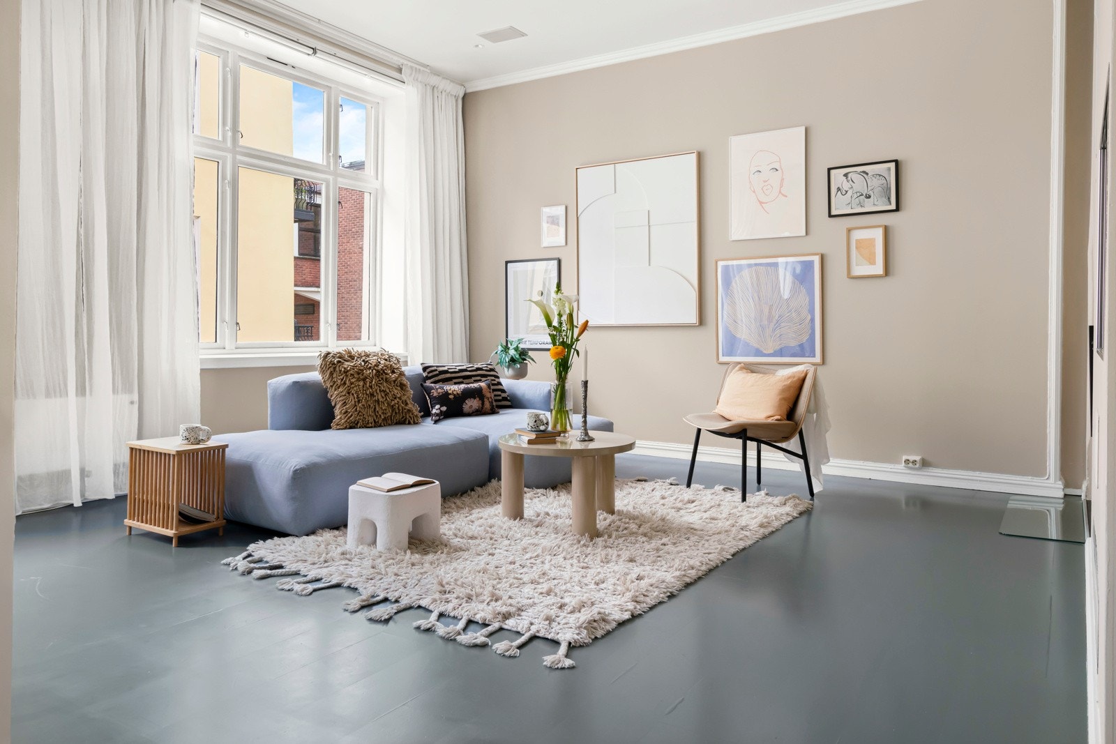 Leiligheten ligger i et av Oslos mest attraktive og ettertraktede områder, tilbaketrukket i en rolig blindvei. Galleribilde