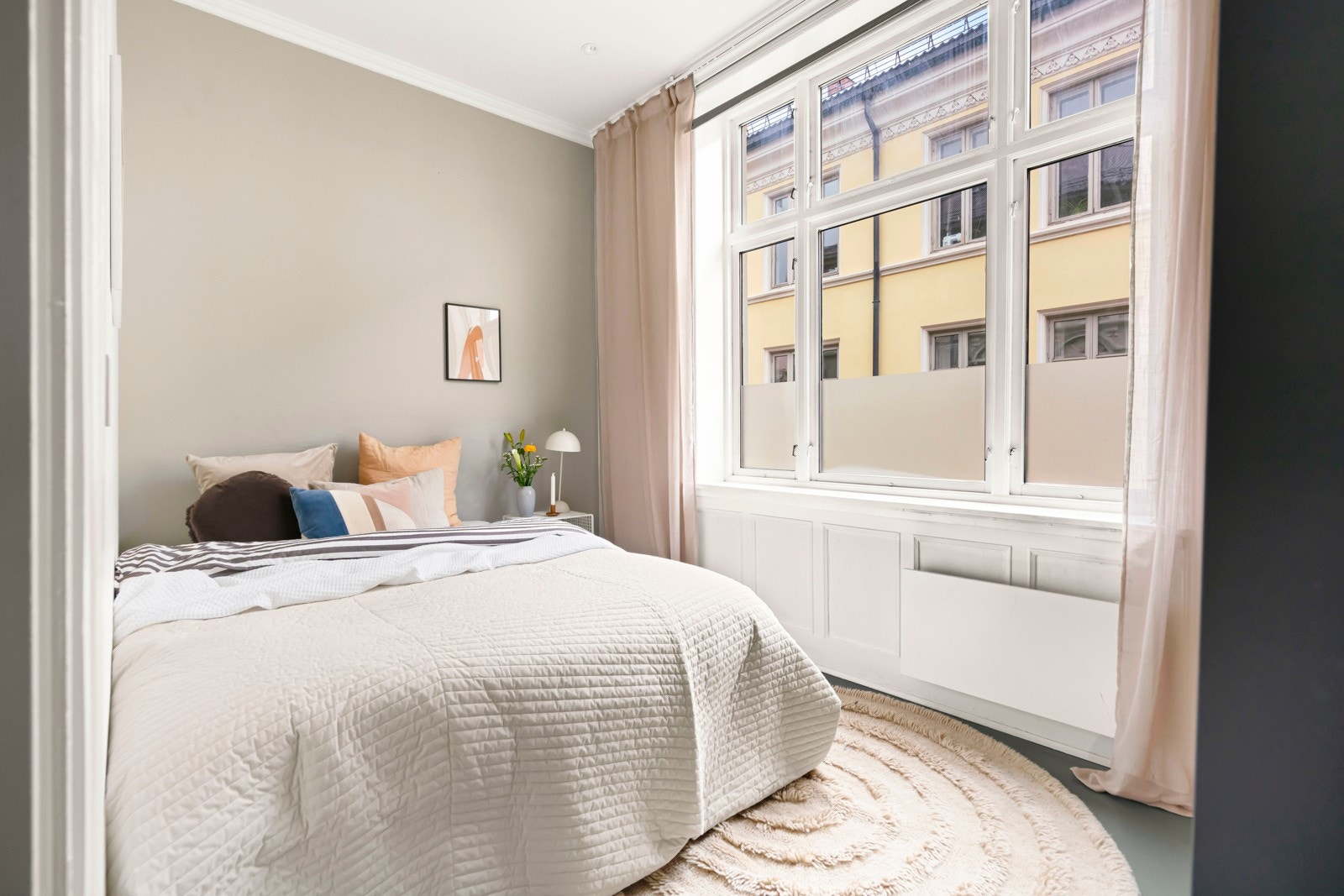 Innbydende soverom hvor du kan trekke deg tilbake i rolige omgivelser og slappe av. Galleribilde